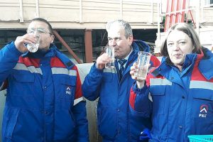 Рискнули здоровьем: коммунальщики выпили по стакану воды из водопровода