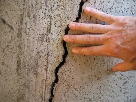В Тольятти обнаружены трещины в стенах многоквартирного дома