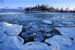 МЧС предупреждает об опасности тонкого льда на водоемах