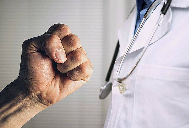 Число жалоб на врачей в прошлом году почти достигло миллиона